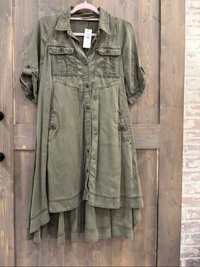 Anthropologie Holding
Horses Olive Green
Shirt Dress